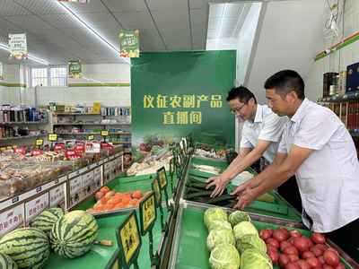 精誠合作，攜手共進——工作人員協(xié)助零售戶上架農(nóng)副產(chǎn)品紀實